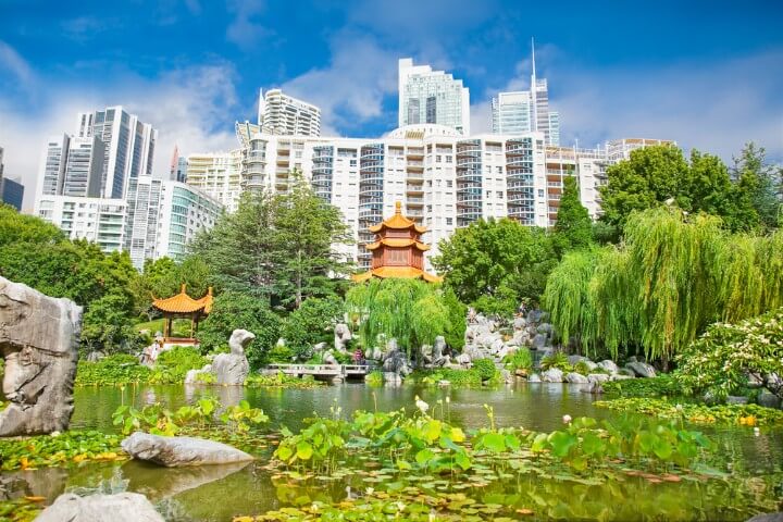 Jardines Chinos de la Amistad con fondo de edificios en Sídney