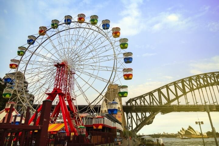 Parque de atracciones Luna Park de Sídney con Ferris Wheel y Harbour Bridge al fondo