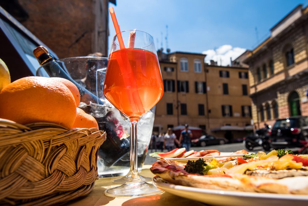 Mesa de terraza con brunch al estilo romano 