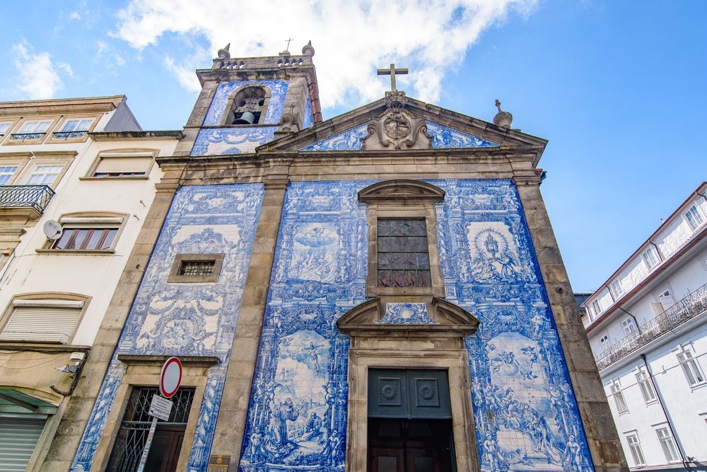 Fachada principal de la Capela das Almas de Oporto con los tradicionales azulejos blancos y azules portugueses