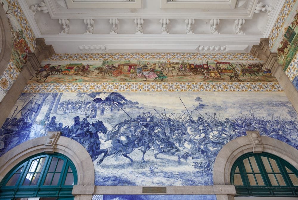 Mosaico de azulejos azules y blancos en el interior de la Estación de São Bento, una de las mejores cosas que ver en Oporto, Portugal