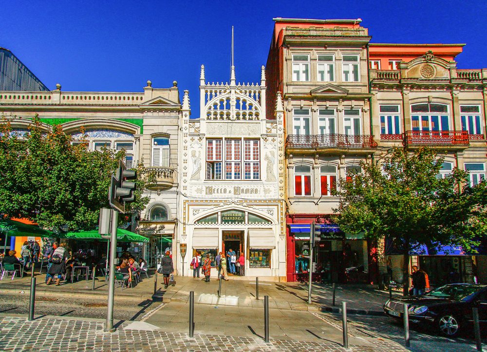 Fachada de la librería Lello e Irmão de Oporto, con el interior parecido a las películas de Harry Potter 