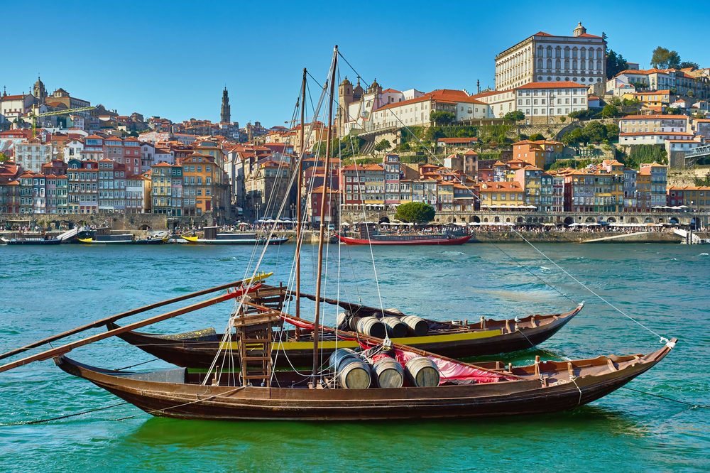 Dos rabelos, barcos tradicionales portugueses, en el río Duero, frente al barrio de la Ribeira de Oporto