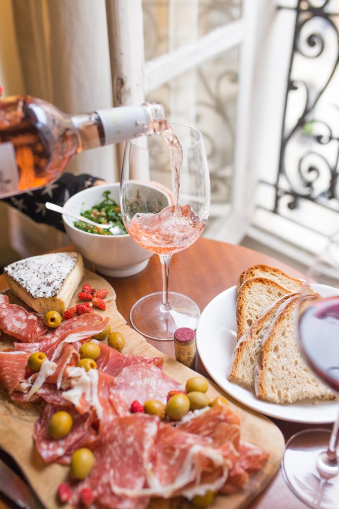 Brunch de copa de vino rosado, embutido y pan en París