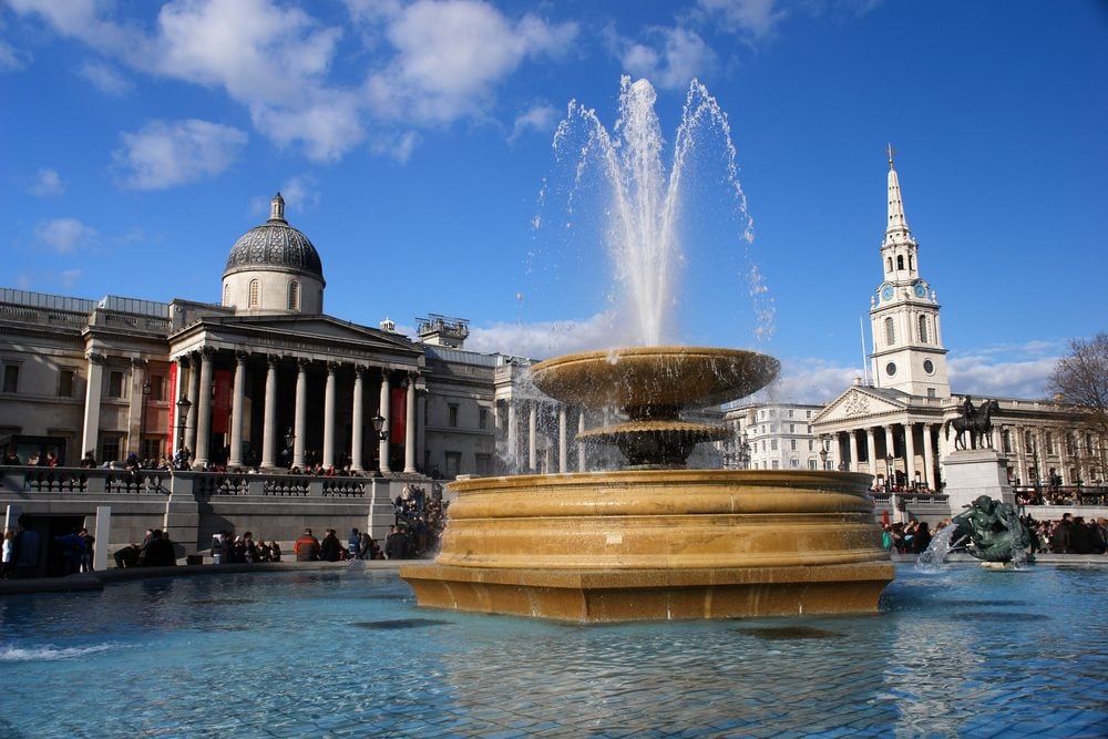 Trafalgar Square con la National Gallery al fondo, en el centro de Londres.