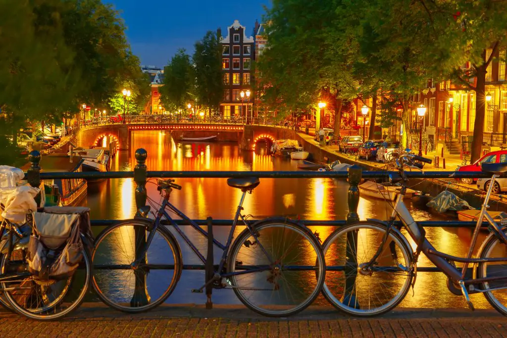 canal con bicicletas en Holanda