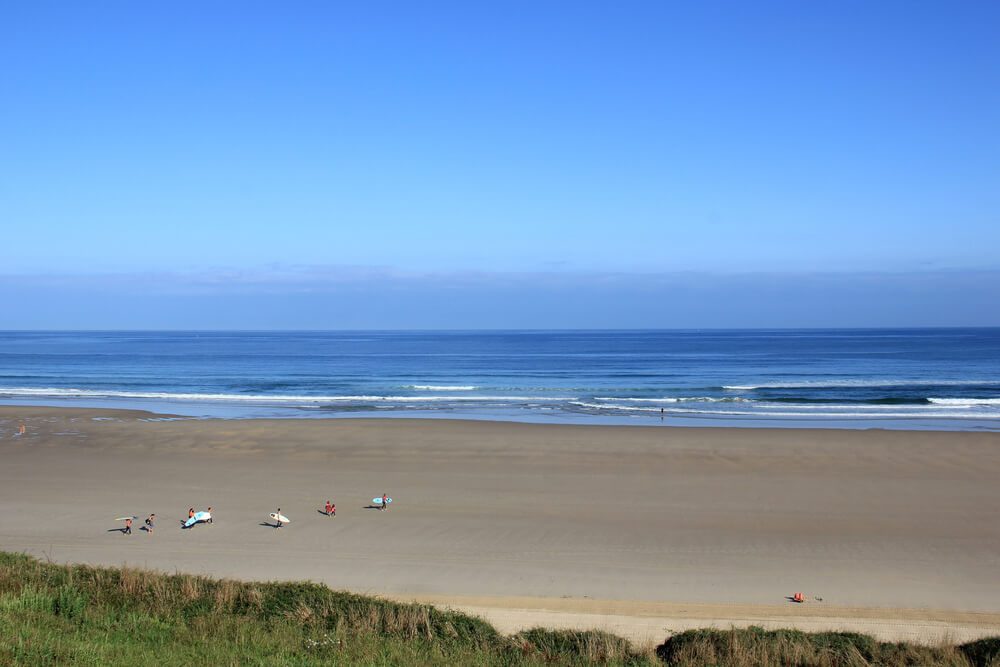 Playa de Merón con extenso arenal en San Vicente de la Barquera, Cantabria
