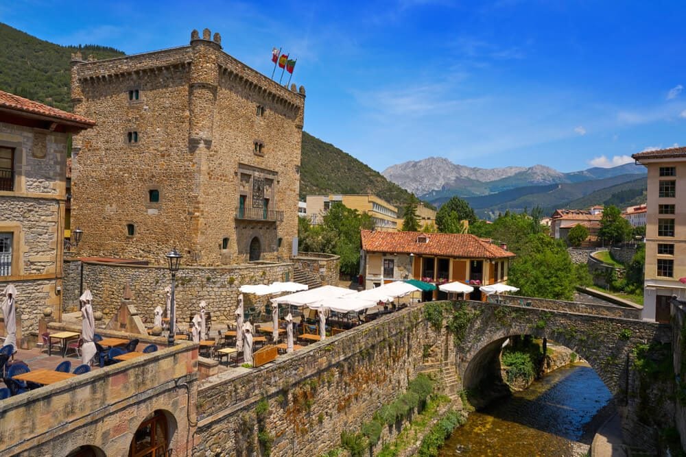 Torre del Infantado y puente sobre el río Quiviesa en Potes, Cantabria