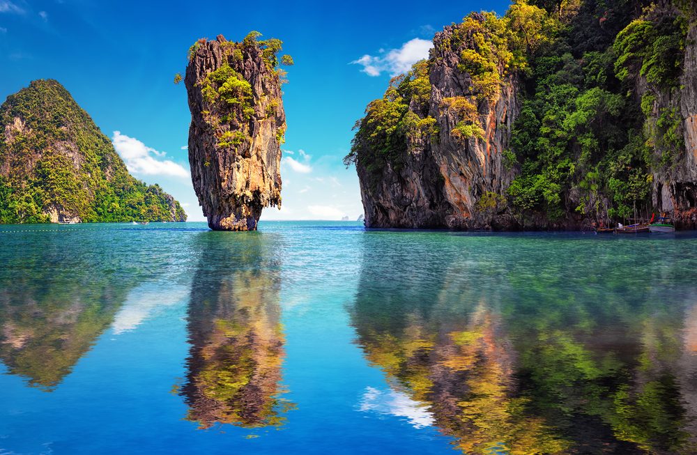 Islas de roca y vegetación en Phuket, Tailandia