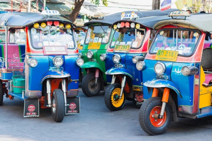 Cuatro Tuk Tuk de colores, los coches típicos de Tailandia
