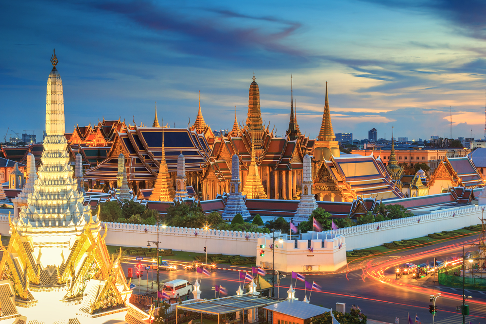 Gran Palacio Real iluminado de noche en Bangkok, Tailandia
