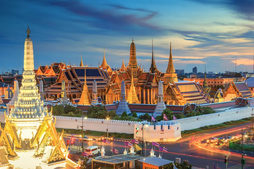 Gran Palacio Real iluminado de noche en Bangkok, Tailandia