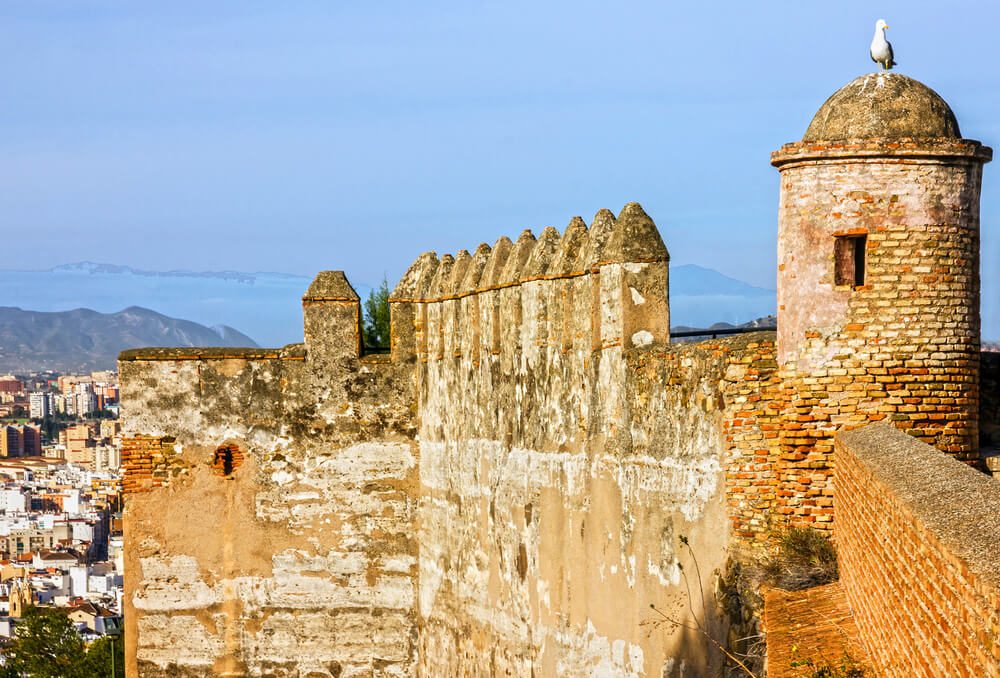 Torreón y murallas del Castillo de Gibralfaro en la cima de la Alcazaba de Málaga.