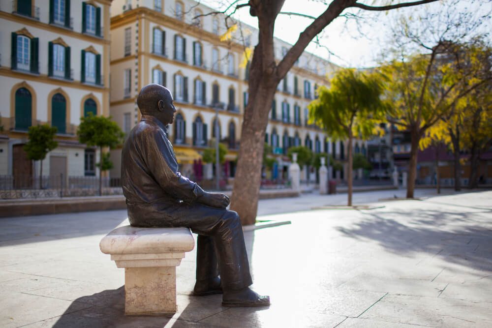 Estatua del pintor cubista Pablo Picasso en una plaza de Málaga, su ciudad natal 