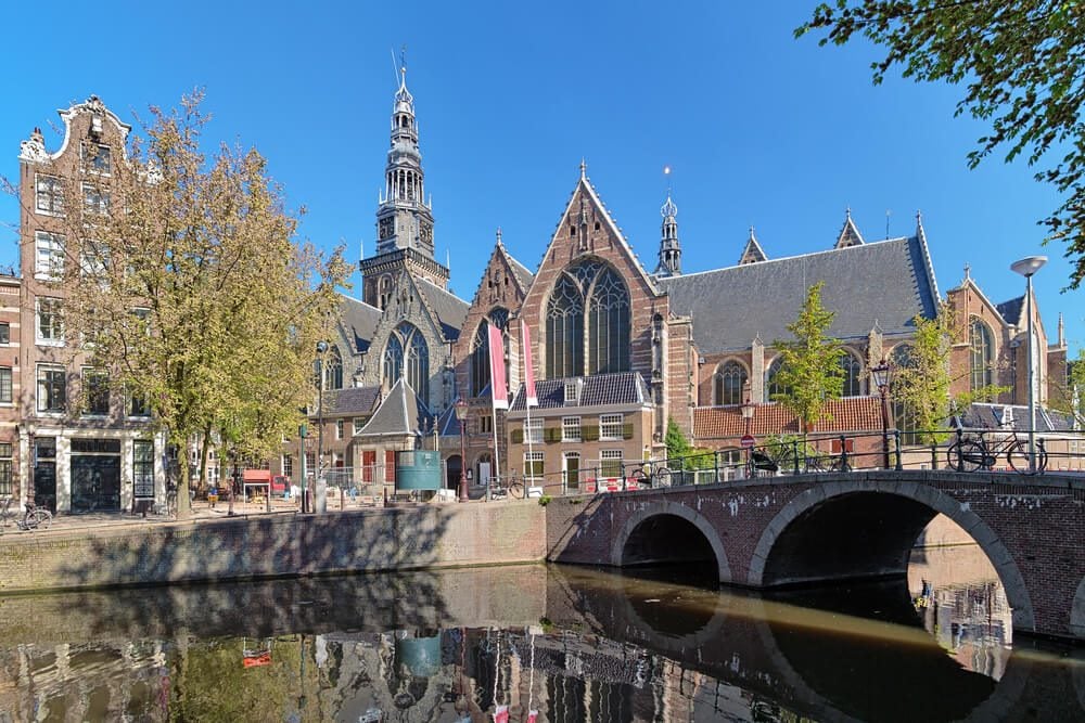 Iglesia Vieja de Ámsterdam vista desde uno de los canales de la capital holandesa