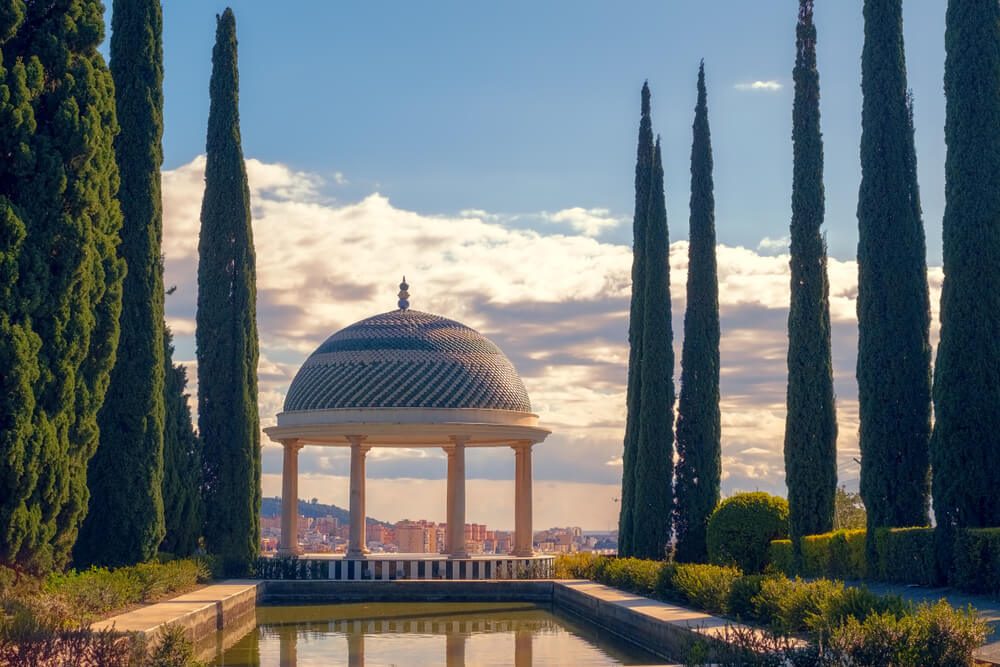 Glorieta y estanque en los Jardines de la Concepción de Málaga