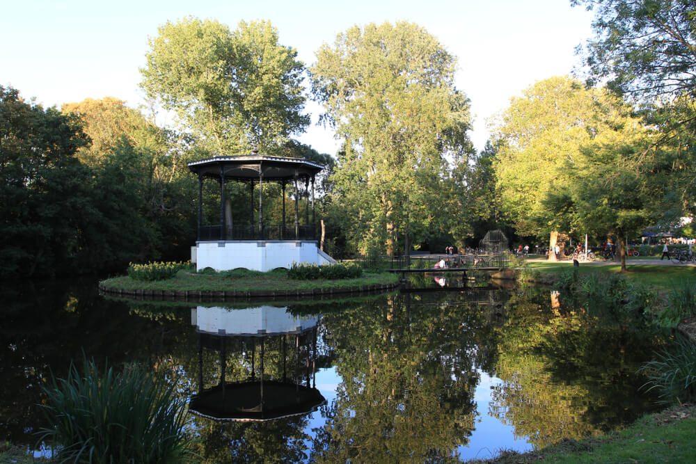 Glorieta en estanque en el Vondenpark, el parque urbano más grande de Ámsterdam