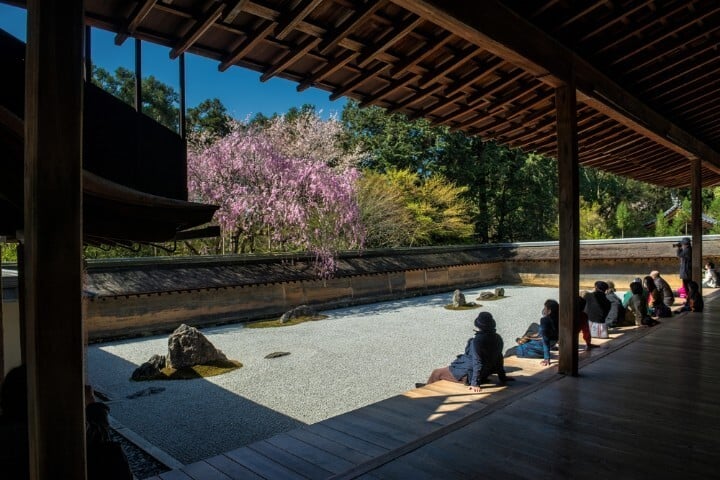 Gente contemplando el Jardín Zen Ryoanji