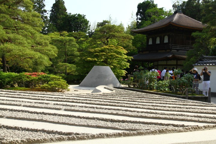 Ginkaku-ji o Pabellón de plata con jardín zen de arena