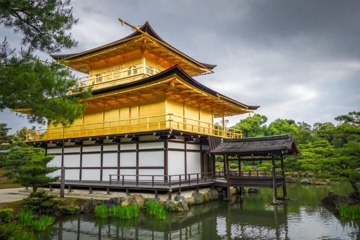 Vista trasera del templo Kinkaku-ji o Pabellón de oro