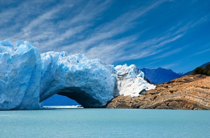 Bóveda formada por las filtraciones del lago Argentino en el Perito Moreno