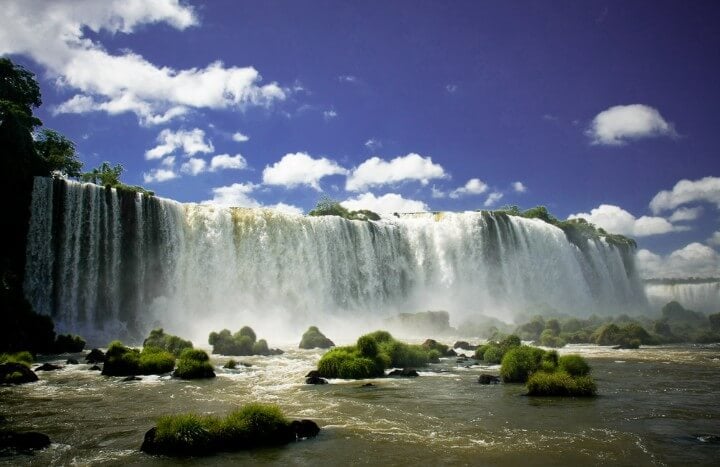 Vista inferior de las Cataratas de Iguazú 