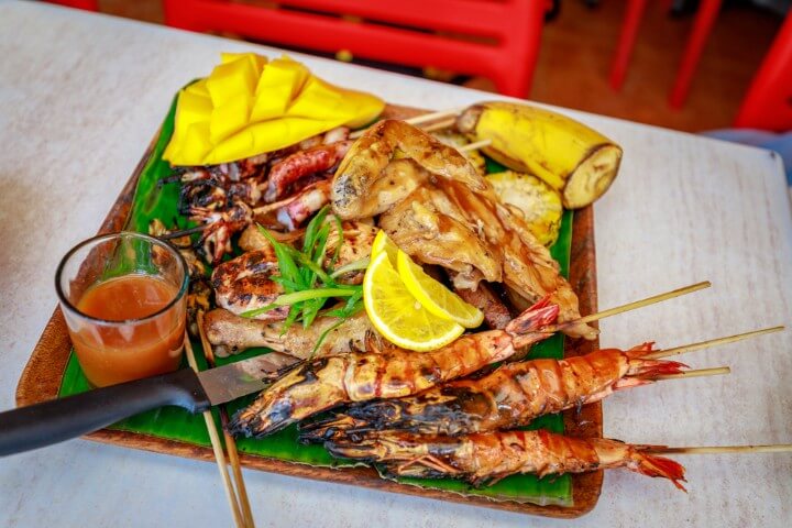 Plato de comida típica filipina con gambas y marisco