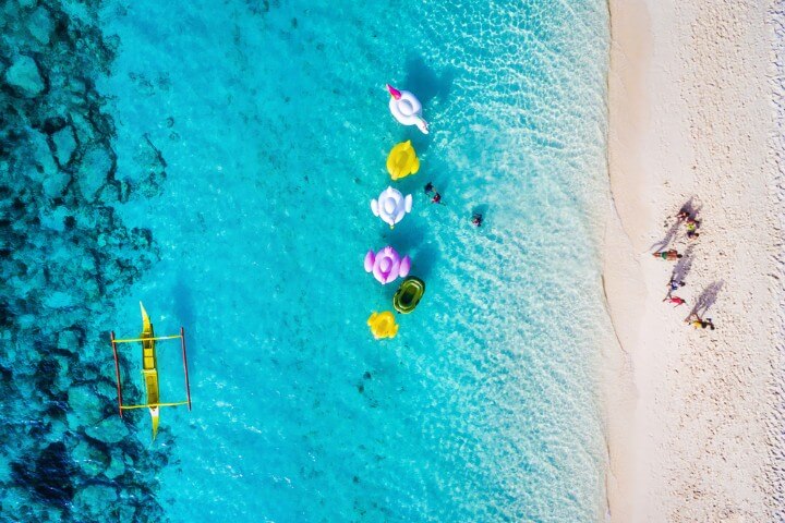 Vista zenital de una playa de arena blanca y aguas turquesas en Boracay, Filipinas