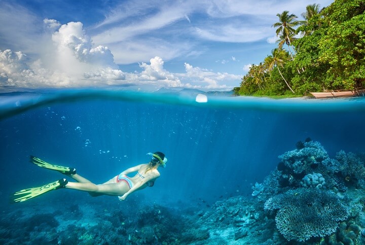 Mujer haciendo snorkel en una playa de Boracay, Filipinas