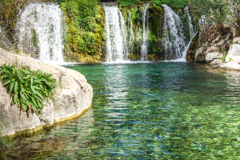 Cascadas naturales en las Fonts de l'Algar, municipio de Callosa d'en Sarrià, cerca de Benidorm.