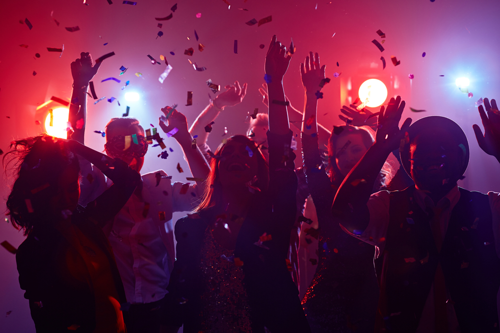 Grupo de gente de fiesta en una discoteca de las muchas que ofrece Benidorm.
