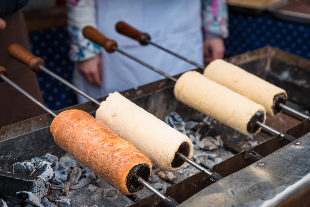 Pasteles chimenea cocinándose sobre brasas de carbón en el Mercado de Pascua de Cracovia, Polonia.