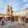 Mercado de Pascua en la Gran Plaza del Mercado de Cracovia con la Basílica de Santa María al fondo