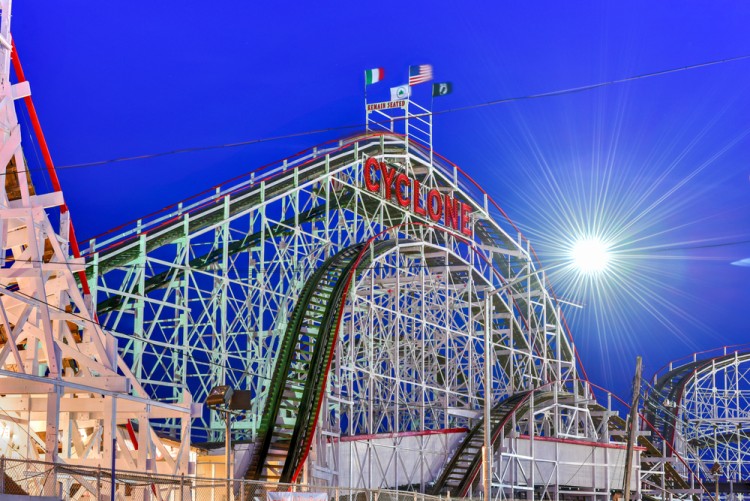 Montaña rusa Cyclone en Luna Park en Coney Island, Nueva York