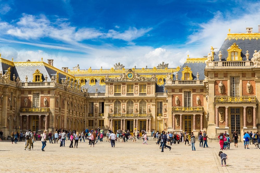 Entrada principal del Palacio de Versalles, a las afueras de París