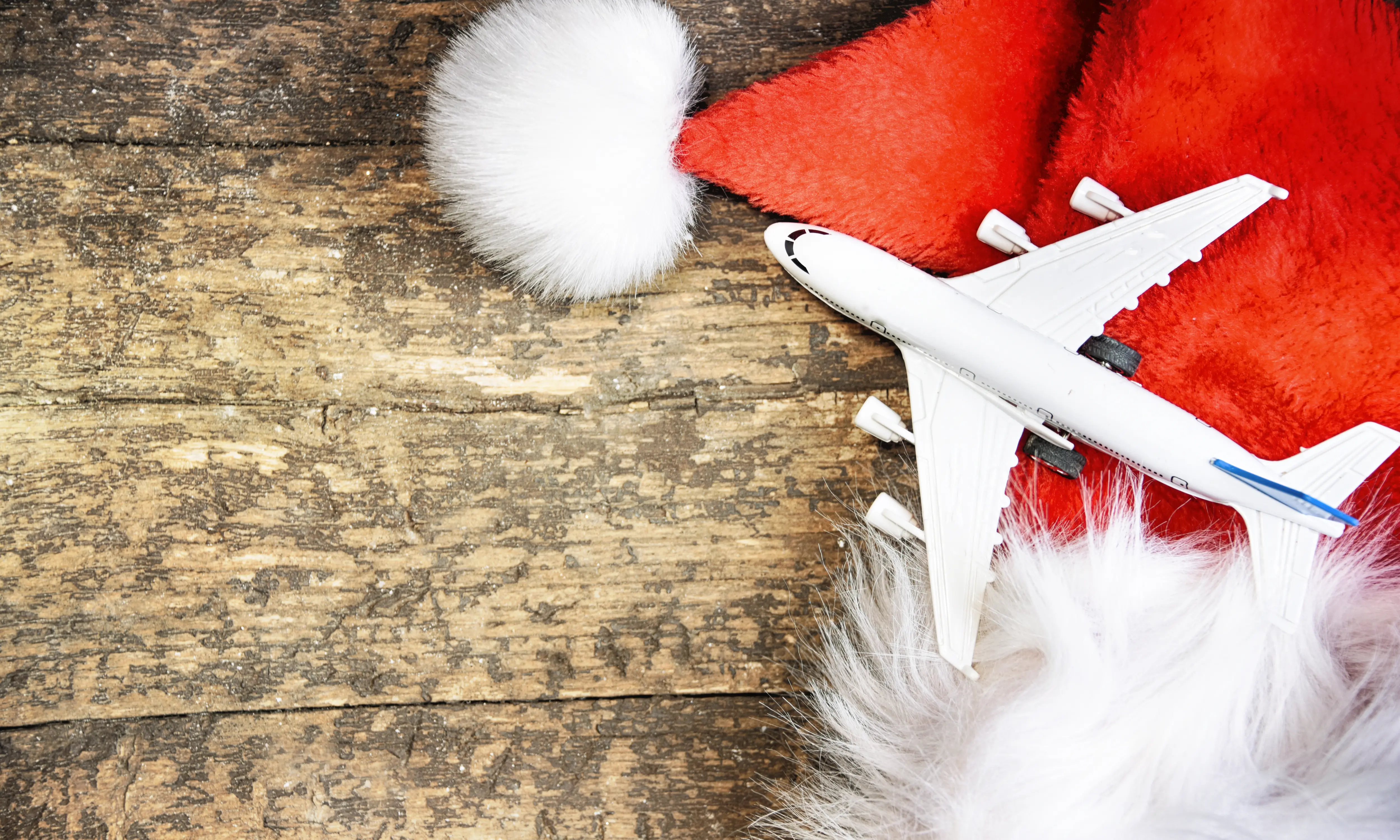 avión de juguete y gorro de Papá Noel