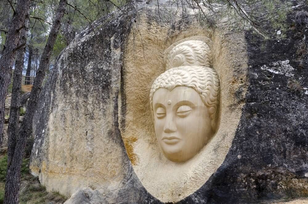 Escultura en roca de Buda en la Ruta de las Caras, província de Cuenca