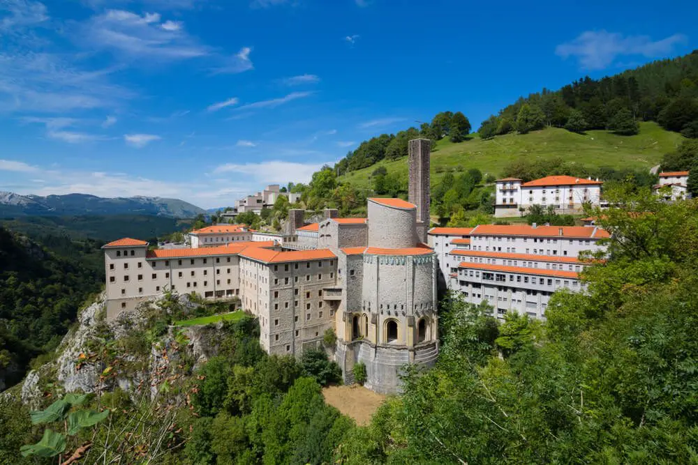 Santuario de Arantzazu en Oñate, parte de la ruta de senderismo de los Tres Templos en el País Vasco