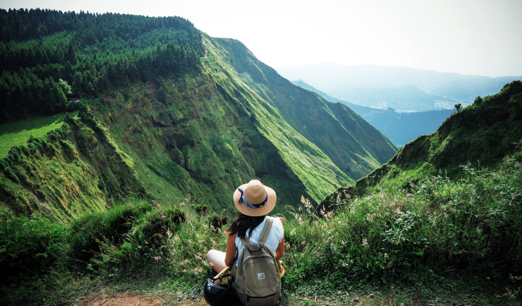 Una turista contempla uno de los valles de las islas Azores