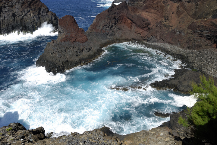 Mar embravecido en la costa rocosa de Isla Graciosa, Azores