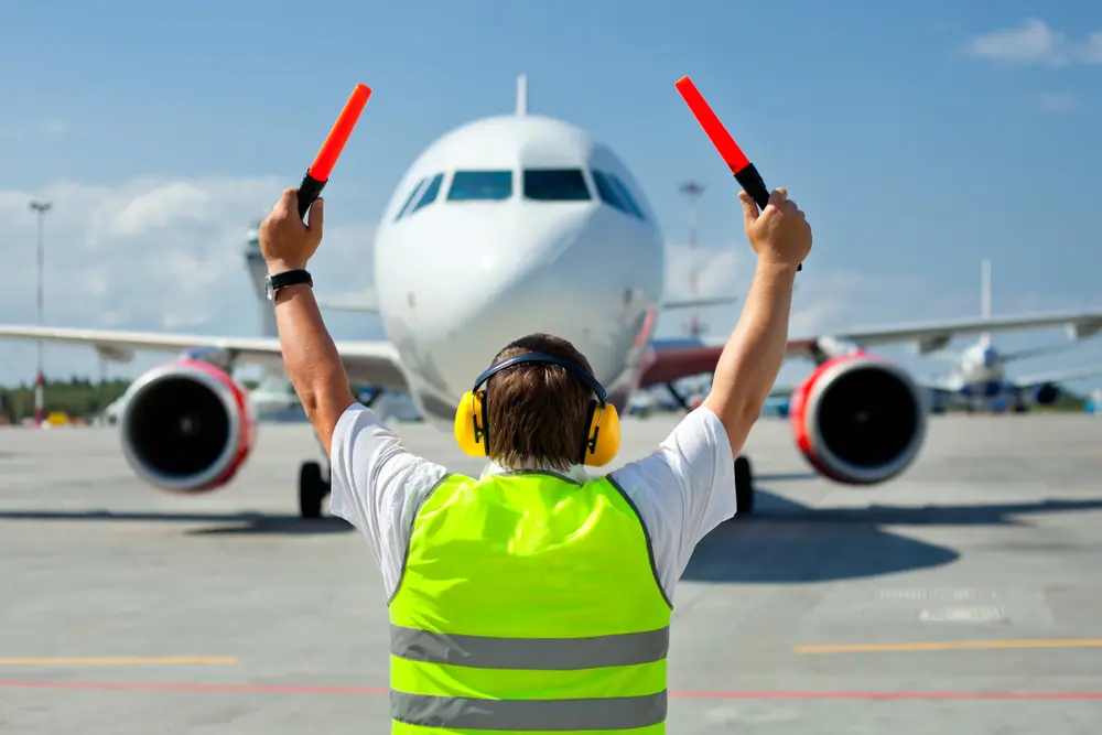 Personal trabajando en el aeropuerto