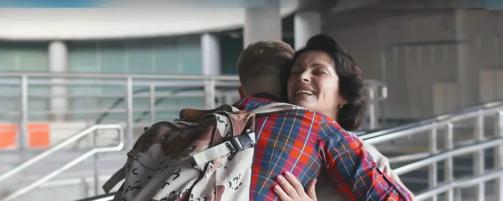 madre e hijo aeropuerto