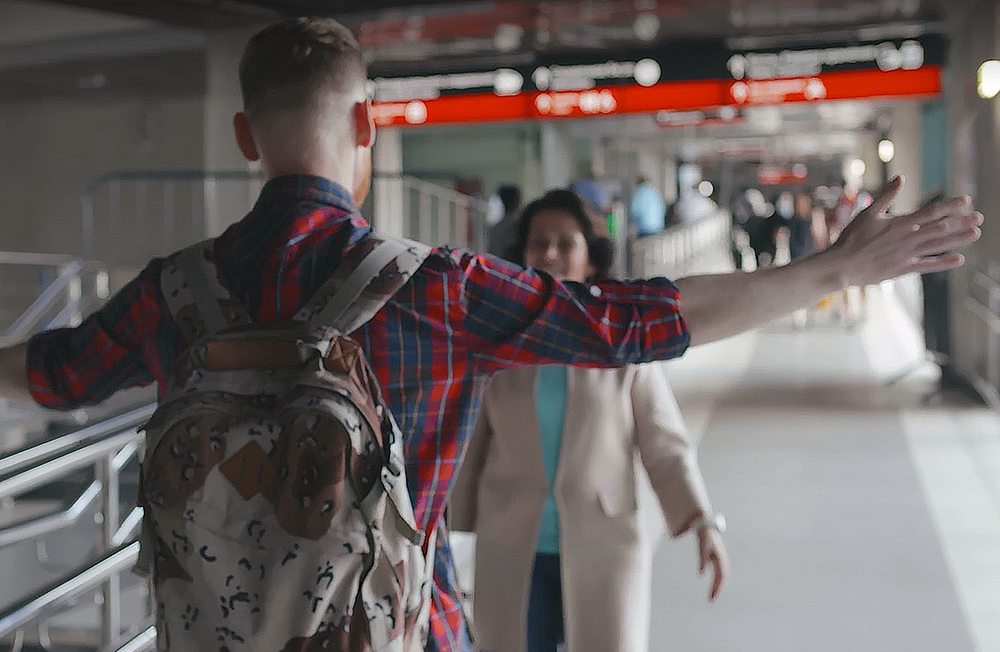 madre e hijo aeropuerto