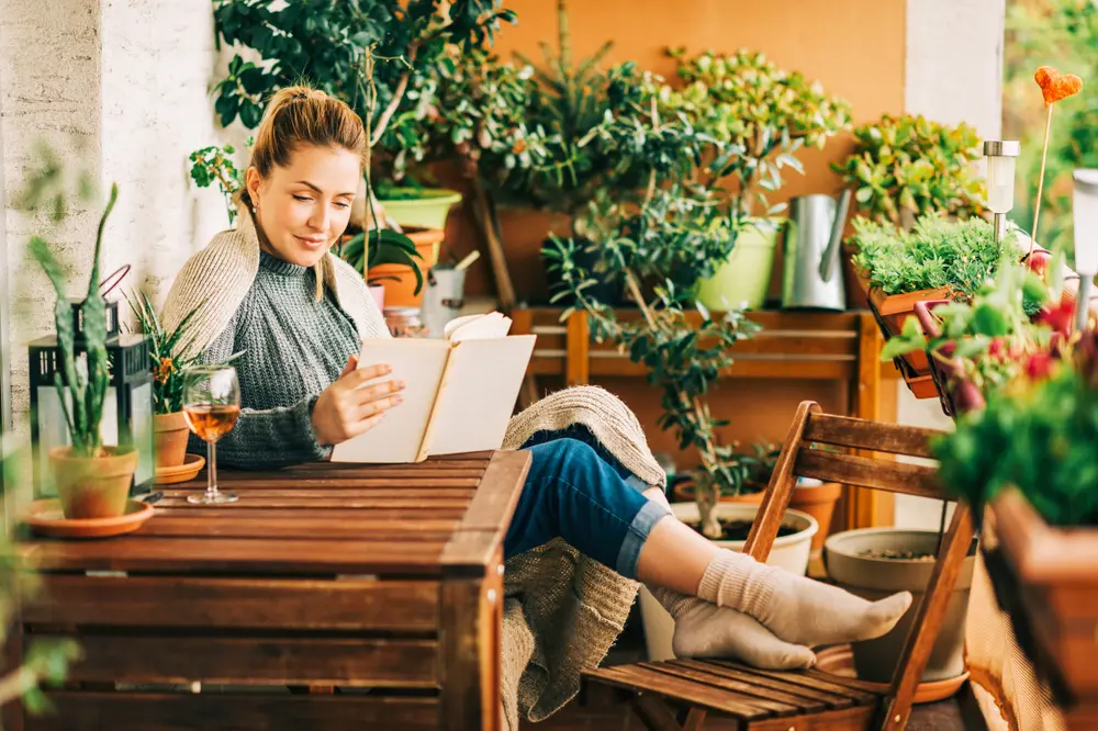 chica leyendo un libro