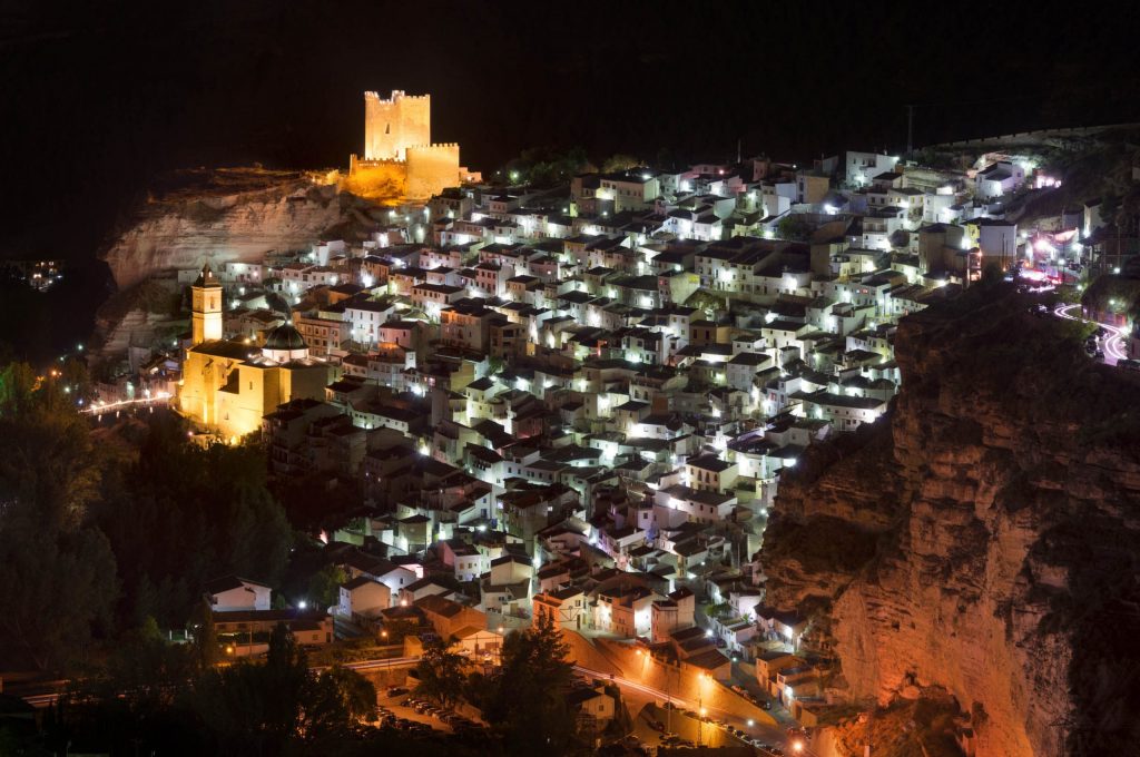 Vista nocturna de Alcalá del Júcar en Castilla-La Mancha