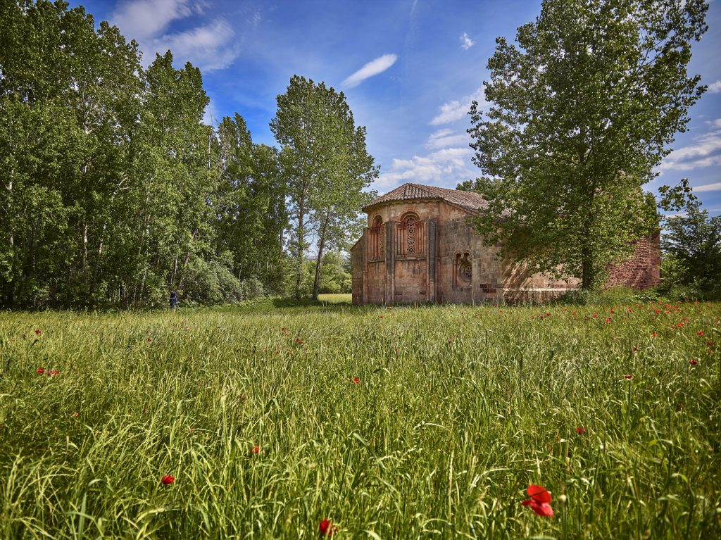Iglesia románica en la población de Albendiego, Castilla La-Mancha