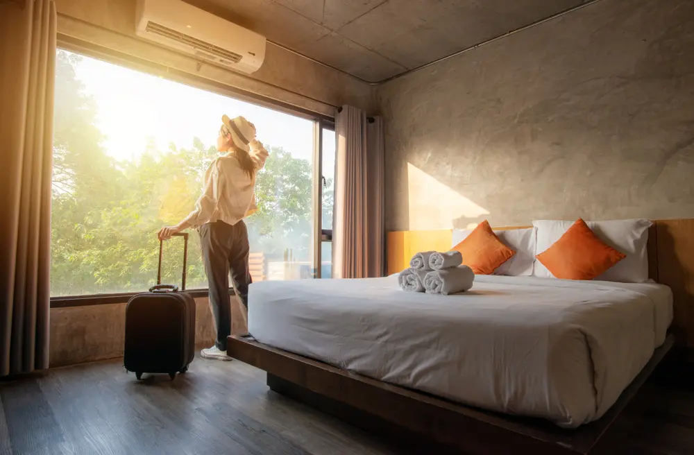 mujer en dormitorio hotel