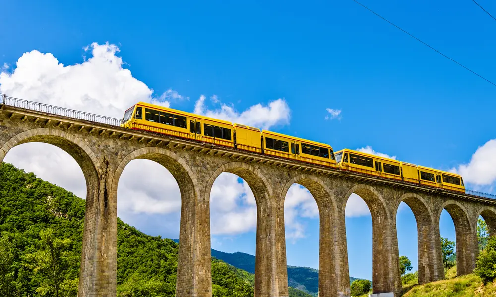 tren amarillo