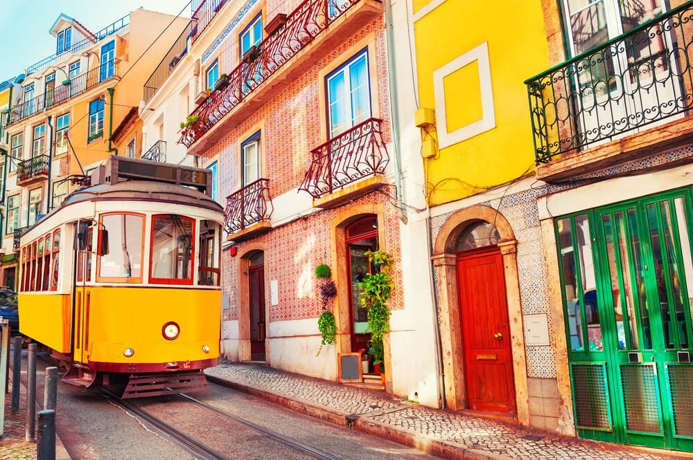 Tramvía amarillo en una calle de Lisboa, Portugal