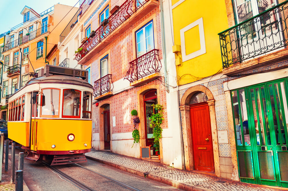 Tramvía amarillo en una calle de Lisboa, Portugal